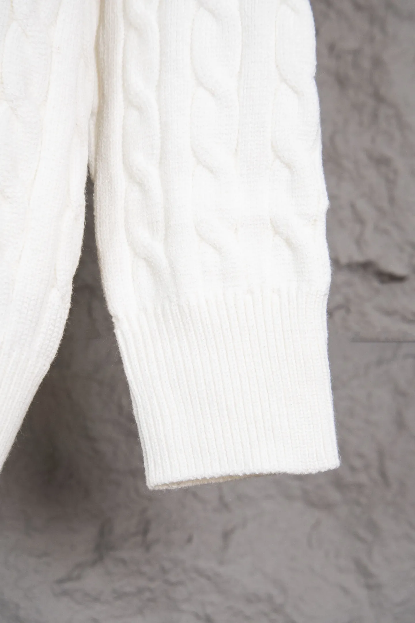 P240 Ralph Lauren 2025ss new twist sweater button cardigan. The fabric is made of imitation cashmere fabric. A full set of customized accessories. The highest version on the market. Color: Navy blue, black, white and gray. Size: S-XL.